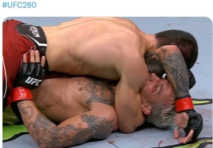 Momen Islam Makhachev mengunci Charles Oliveira di UFC 280, Minggu (22/10/2022) WIB di Abu Dhabi.