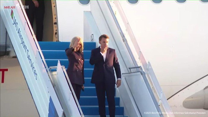 Tinggalkan Indonesia, Macron Beri ‘Kiss Bye’ Sebelum Masuk Pesawat