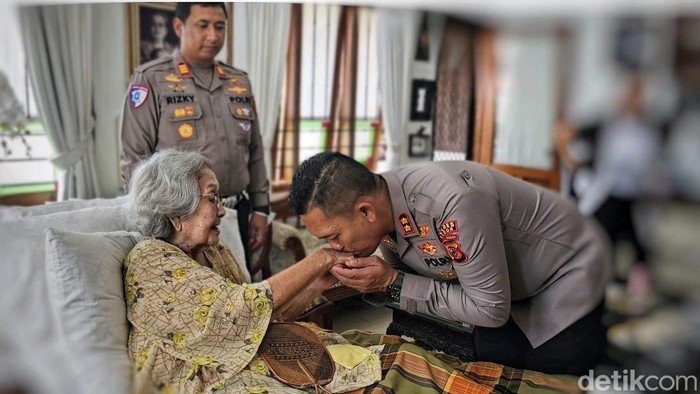 kapolres-bogor-akbp-rio-wahyu-anggoro-sowan-ke-kediaman-eyang-meriyati-hoegeng-istri-kapolri-ke-5-alm-jenderal-hoegeng-iman-sa-1750075575980_169