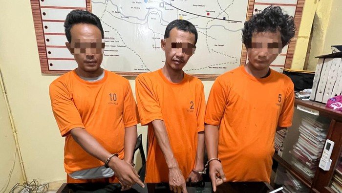 polisi-menggerebek-3-pria-yang-tengah-pesta-sabu-dalam-rumah-di-kuansing-riau-1748957601317_169