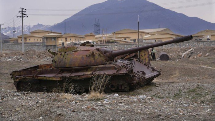 melihat-dari-dekat-kuburan-tank-uni-soviet-di-afghanistan-5_169