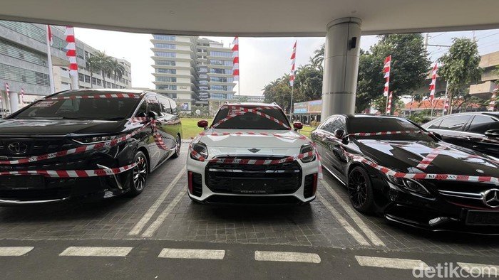 deretan-mobil-mewah-riza-chalid-yang-disita-kejagung-rumondangdetikcom-1754382551366_169