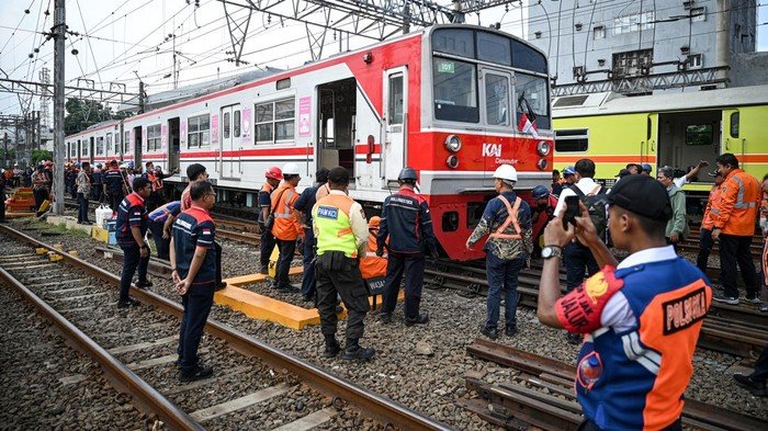 evakuasi-krl-anjlok-di-emplasemen-stasiun-jakarta-kota-1754369916034_169