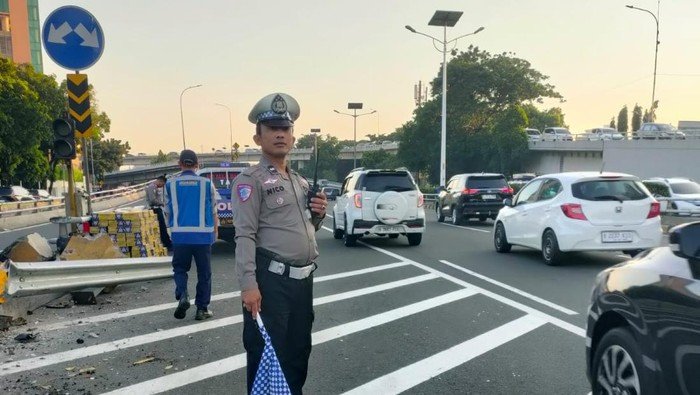 lalu-lintas-tol-layang-tomang-kembali-dibuka-usai-evakuasi-truk-terguling-1755224877434_169