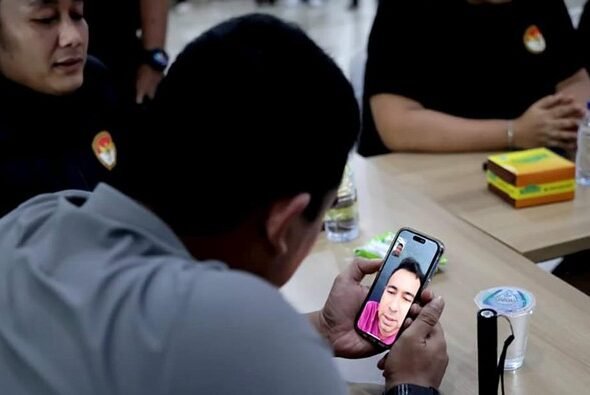 gubsu-bobby-nasution-melakukan-video-call-dengan-raffi-ahmad-usai-menerima-bantuan-dok-diskominfo-sumut-1765084897922_169