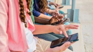 ilustrasi-main-hp-1763101198086_169