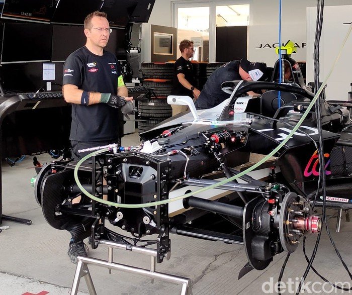 mobil-listrik-formula-e-jaguar-tcs-racing
