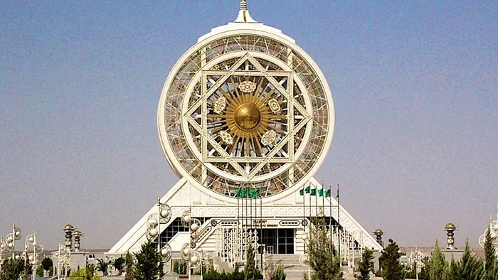 biang-lala-tertutup-yang-terbuat-dari-marmer-putihnellie-huang-via-bbc_169